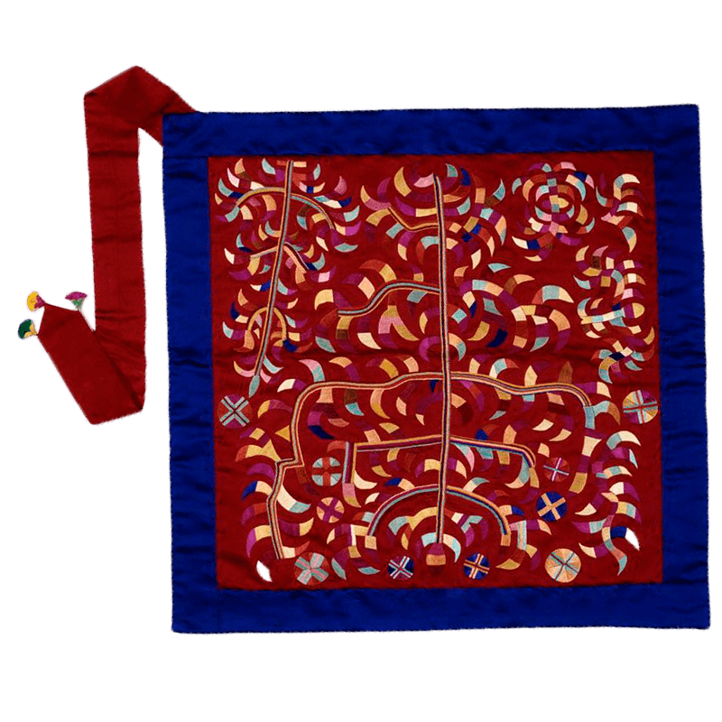 Bojagi traditionnel décoratif de gungbo en rouge et bleu avec une sangle attachée à l'un des coins.